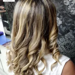 Another angle of the golden blonde look, demonstrating the seamless blend from the darker roots to the bright ends, a key feature of a well-executed balayage.