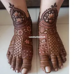A full-coverage bridal foot design. This intricate pattern combines floral elements with geometric checks, ensuring the bride's feet look stunning.