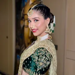 A confident and happy portrait. The bride's smile shines as she shows off her complete Peshvai look, from the intricate jewelry to the bold and beautiful makeup.