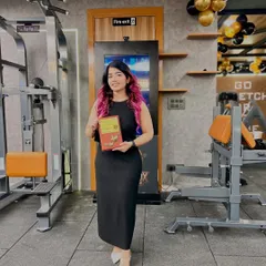 Holding my award at the gym. This recognition fuels my mission to spread positivity and make fitness accessible and enjoyable for everyone, which is the core of my nutrition coaching service.