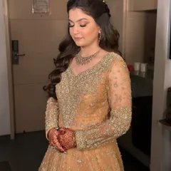 A closer look at this soft glam makeup. Notice the seamless blend of the eyeshadow and the natural, skin-like finish of the foundation, which is key to achieving that "less is luxury" feel.