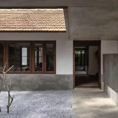 The gravel entry court is a simple, contemplative space. The design uses clean lines, a low floating roof, and natural materials to create a calm sense of arrival before revealing the dramatic valley views.