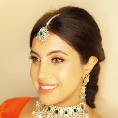 Celebrating life's most precious moments is an honor. For Priyanka's baby shower, I created this fresh and radiant look to enhance her beautiful pregnancy glow. The soft makeup, paired with her traditional saree, made for a truly special and memorable day.
