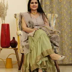 This statement necklace is another one of my favorites. It pairs beautifully with this sharara suit, adding a touch of festive grandeur to the look.