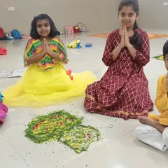 Look at these sweet faces and their lovely floral creation! Our summer camp activities, like Pookalam making, are designed to be fun, engaging, and a celebration of our culture.