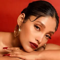 A different angle of the Marilyn Monroe-inspired look. The focus is on the perfect shape of the red lip and the radiant, glowing skin.
