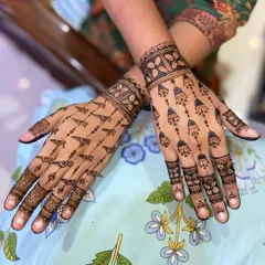 An elegant and modern mehandi design perfect for guests. This pattern features delicate hanging jhumkas (earrings) and bird motifs, offering a stylish and less dense alternative to traditional heavy designs.