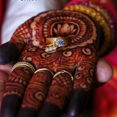 The result of my homemade organic henna paste is a deep, rich stain that makes every detail pop. Here you can see the beautiful contrast on the palm, highlighting the central lotus and the client's engagement ring.