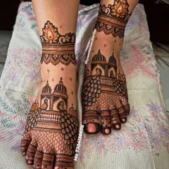 I create elaborate and clean mehandi designs for feet, featuring traditional architectural and peacock motifs that provide a complete and elegant bridal look.