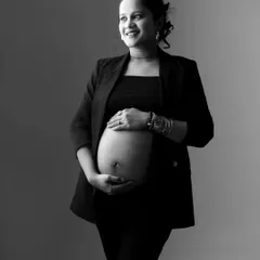A powerful and confident solo portrait. This mom-to-be’s modern blazer and the dramatic studio lighting create a striking image. The black and white edit adds a touch of classic sophistication.