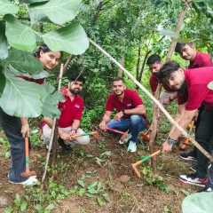 The KPMG team learning about de-weeding at our Jaunapur site. Understanding the maintenance required for a forest to thrive is a key part of our educational approach.