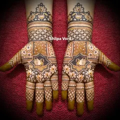 A perfectly symmetrical Rajasthani design featuring elegant swans and lotus motifs. I take great care in creating balanced and intricate patterns that look stunning from every angle.