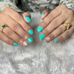 A bright and cheerful look for natural nails. This beautiful turquoise gel polish is perfect for summer, and the subtle glitter accent nail adds just a touch of sparkle.
