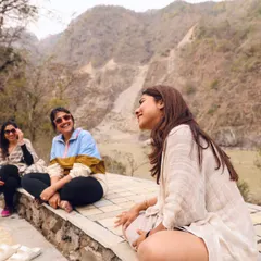 Sharing laughter and conversation by the Ganga. The connections we make during retreats are just as important as the practice itself. These are the moments that build our beautiful sangha.