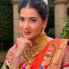 A close-up of my beautiful Maharashtrian bride. I focused on creating a warm, matte eye and lip to complement the traditional gold jewellery and Paithani saree, ensuring her natural radiance was the centerpiece.