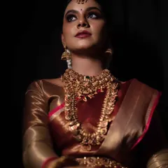 This is a dramatic yet traditional muhurtham look. I used a dewy foundation for a radiant finish, with deep kohl-rimmed eyes and a rich red lip to create a timeless and regal bridal style.