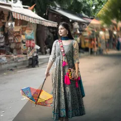 A before-and-after of a portrait taken in Janpath. My editing process involves balancing the light, enhancing the colors, and using Photoshop to remove distractions, ensuring the focus remains entirely on the subject.