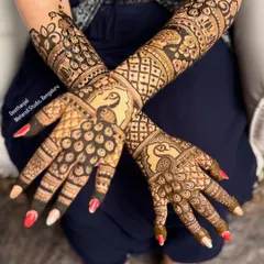 I couldn't take my eyes off these beautiful peacocks. This full coverage bridal design features bold peacock motifs on the palms, with their feathers flowing into intricate patterns.