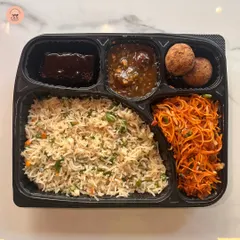 An example of our popular Oriental meal box. This delicious combo features vegetable fried rice, hakka noodles, gobi manchurian, and veg balls, finished with a rich chocolate pastry for dessert.