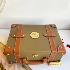 Planning corporate Diwali gifts? This vintage-style trunk hamper is a sophisticated option that is sure to impress clients and employees. It's a far cry from the usual box of sweets.