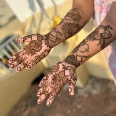 Another example of a modern, spaced-out design. This style is light and airy, perfect for someone who wants henna that feels more like jewelry.