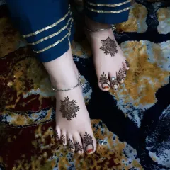 Another view of the simple mandala feet henna, a perfect choice for guests or bridesmaids.