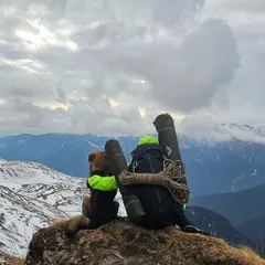 Sharing a quiet moment overlooking the mountains. My pack holds everything I need, and my body is the engine that gets me here. This is the essence of self-sufficiency that we build through training.