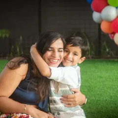A big birthday hug for mom. I always make sure to capture these heartwarming, unscripted moments of love and affection during the celebration.
