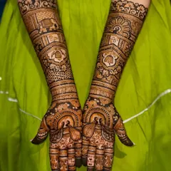 This design is for the bride who loves traditional motifs. It features beautiful elephants, peacocks, and kalash symbols, all tied together with intricate bands and floral patterns.