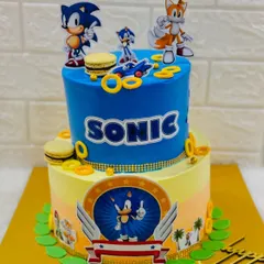 Gotta go fast! A Sonic the Hedgehog cake for a young gamer's birthday, featuring two tiers of fun with Sonic, Tails, and golden rings made from macarons.