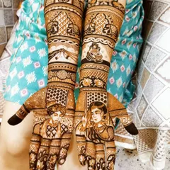 This design combines tradition with personal touches. It features detailed portraits of the couple on the palms, complemented by classic wedding motifs like the doli and shehnai on the arms.