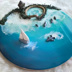 I love bringing the calm of the ocean into your home. This detailed resin ocean art piece, complete with a tiny sailboat, is a miniature escape, designed to add a touch of tranquility to any corner of your space.