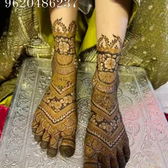 A beautiful chevron-patterned foot design for bride Shafin, combining floral bands with geometric precision.