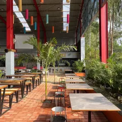 We used planters and trees throughout the large 13,000 sq. ft. arena to mellow the scale and create the feeling of a garden restaurant.