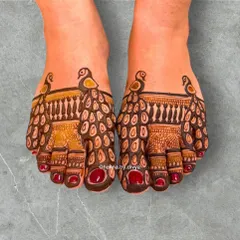 A minimalist yet striking peacock design for the feet. The bold peacock motifs cover the toes and top of the foot, creating a unique and artistic statement.