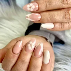 Soft nails, loud obsession. This dreamy set features a sheer nude base with delicate white 3D flowers and subtle gold accents for a look that's both simple and stunning.