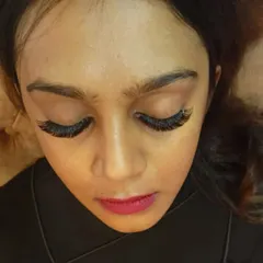 This top-down view shows the incredible density and evenness of a dramatic volume set. The result is a striking, dark lash line that makes the eyes pop.