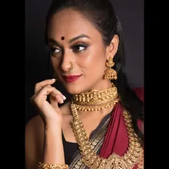 A subtle touch of gold glitter on the lower lashline can elevate a whole look. This full glam makeup for a temple jewellery shoot highlights how small details create a luxurious finish.