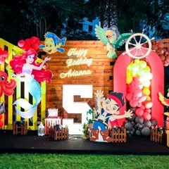 A spectacular Mermaids vs. Pirates stage, combining a rustic wooden backdrop with underwater elements to perfectly capture both sides of this adventurous theme.