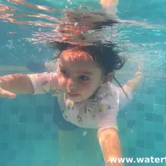 Progress in action! This young swimmer is mastering her underwater skills, showing incredible confidence. We are so proud of her dedication and her parents' support.
