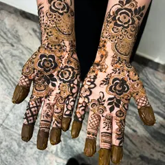 This design features prominent, dark-filled flowers that stand out beautifully. The surrounding patterns are lighter, drawing attention to the main floral elements.