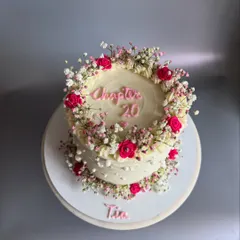 Dreamy, chic, and perfect for Gen Z! This 'Chapter 20' cake for Tia's 20th birthday features delicate baby's breath and pink roses for a fresh, aesthetic look.