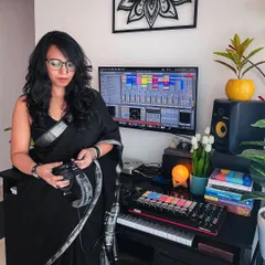 A quiet moment in my home studio, surrounded by my gear. This is where the magic happens, where I produce music and prepare for my gigs. What are the green and red flags of the DJ industry?