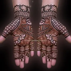 This intricate design features a central "evil eye" motif for protection, surrounded by delicate floral and jaali patterns. It's a modern twist on a traditional look.