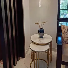 This set of golden ribbed tube nesting tables features white marble tops. The versatile design allows you to use them together or separately, providing a stylish and practical solution for your living room.