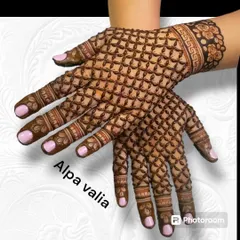 A full-coverage backhand design with a stunning geometric net pattern, finished with a floral cuff.