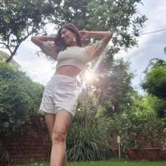 Pure happiness in a handmade top. The sun came out and I just had to capture the moment in my granny tee. You can see how the light green body contrasts beautifully with the peachy, earthy tones of the sleeves.