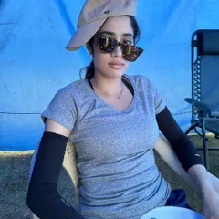 More behind-the-scenes fun with Janhvi Kapoor during the shoot for 'Mr & Mrs Mahi'. Even in casual wear between takes, her personality shines.