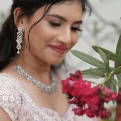 A closer look at Nisarga's reception makeup. The focus was on creating a flawless, glowing complexion with soft contouring to enhance her features, making her look radiant for her special evening.