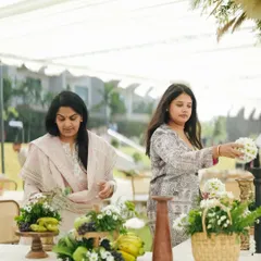 My team and I arranging fresh fruits and flowers for an "Easy Breezy Brunch." This event was all about natural elegance, using eco-friendly materials and a soothing color palette to create a calm and charming atmosphere.